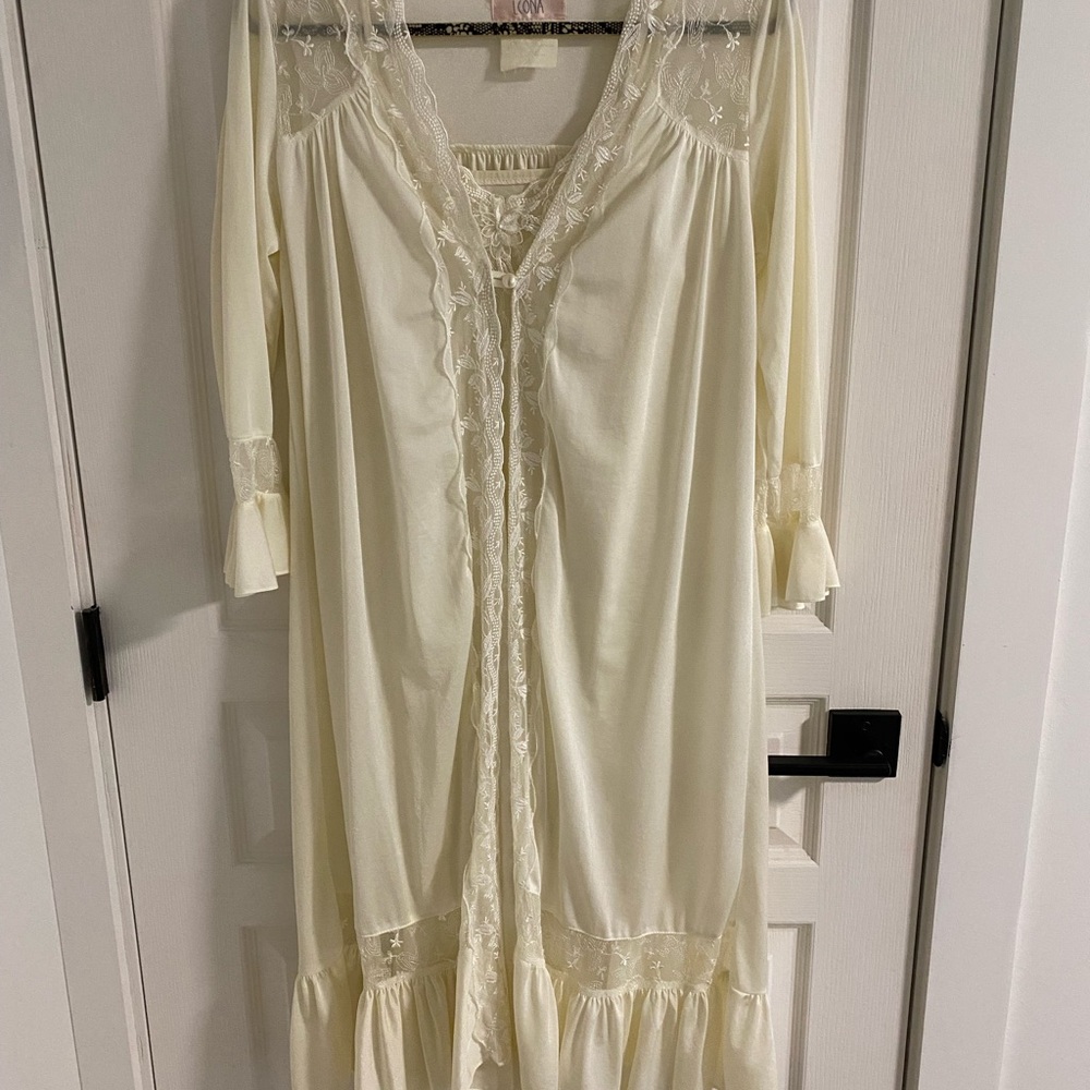 Vintage Nightgown & Rob Set with Ruffled Hem and Lace Trim (Medium)